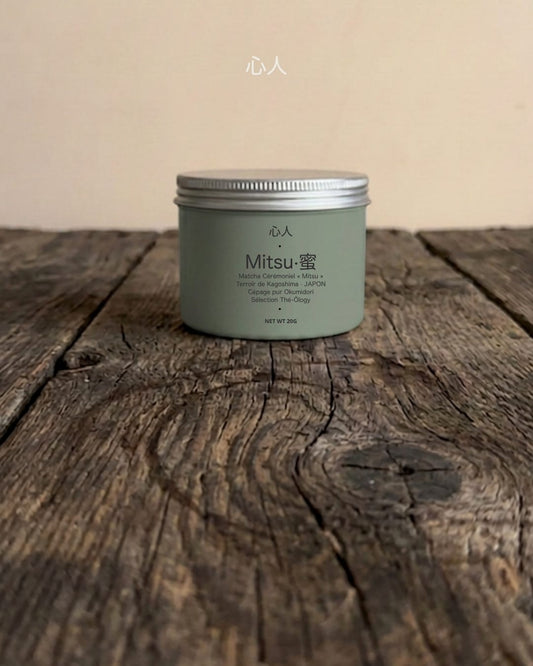 Matcha Mitsu, pur Okumidori bio de Kagoshima — poudre cérémoniale jade, profil floral et velouté — THÉ·ŌLOGY