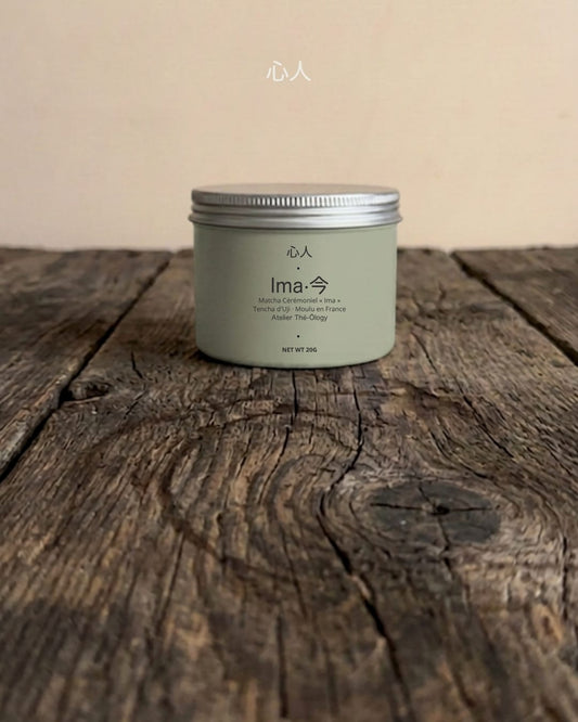 Matcha Cérémoniel d'Uji moulu en France sur meule Oshima – poudre jade vif dans un bol – THÉ.ŌLOGY