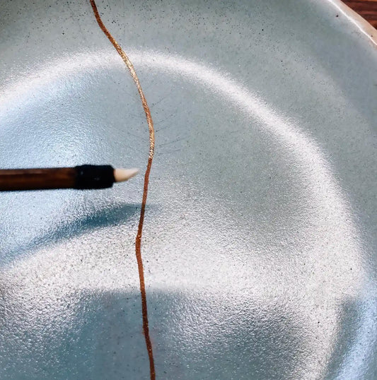 Kintsugi : le polissage final, la révélation de la lumière