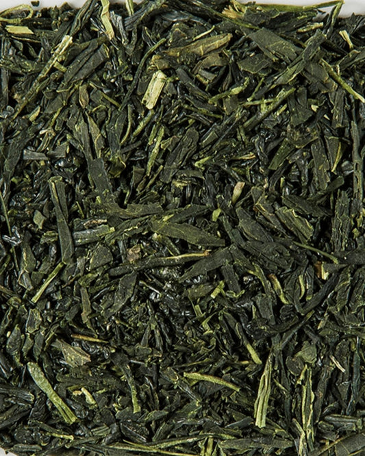 Feuilles sèches de Gyokuro Kusanagi d'Uji, vert foncé, fines et effilées, avec quelques tiges claires