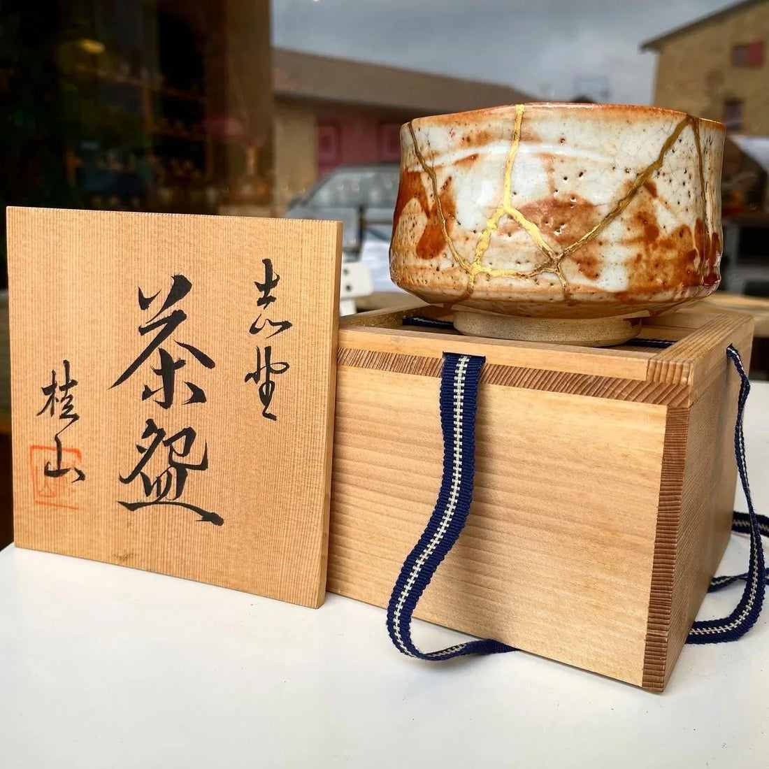 Bol chawan Shino restauré au kintsugi, veines d'or 24 carats sur la fracture
