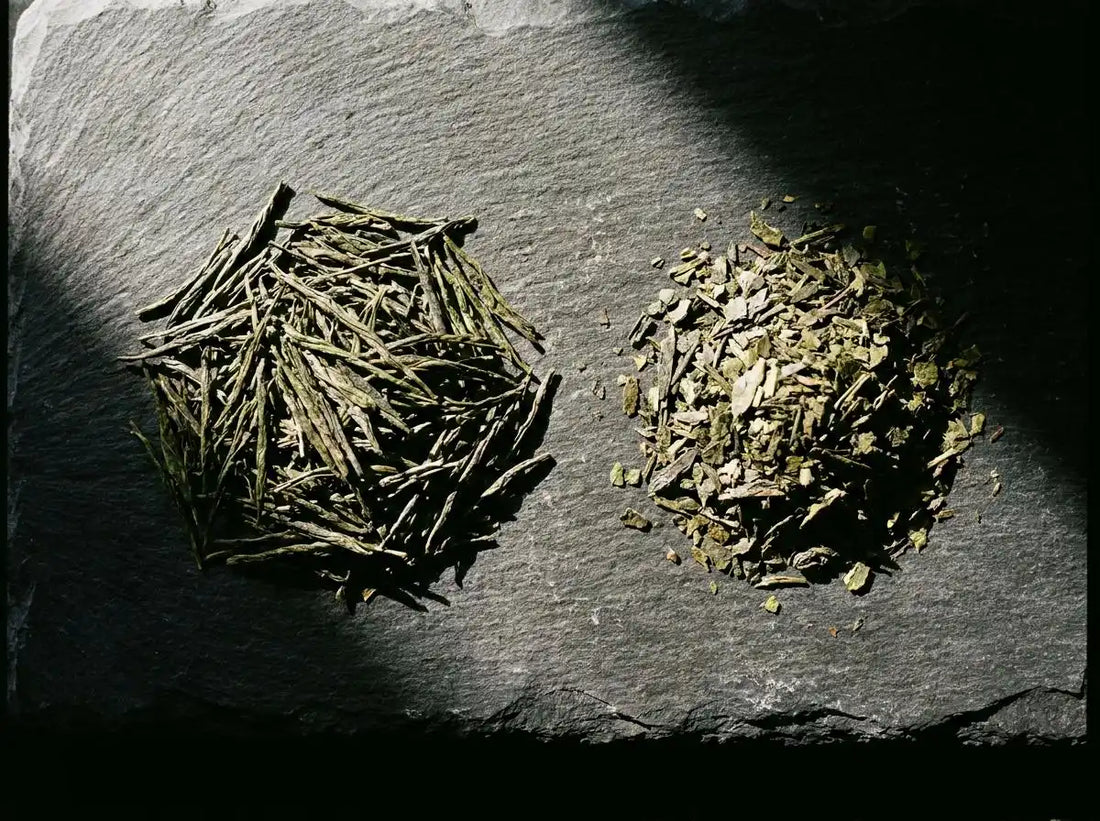 Deux styles de Sencha japonais, feuilles asamushi et fukamushi côte à côte