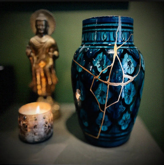 Vase marocain ancien restauré au kintsugi, lignes d'or 24 carats sur la céramique