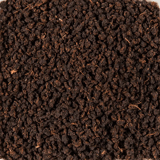 Assam CTC BOP servi English Breakfast traditionnel tasse porcelaine avec lait chaud crémeux British style classique