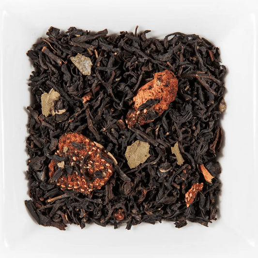 Crème de Fraise Thé noir vrac mélange feuilles noires tranches fraises rouges granulés fruits rosés feuilles fraisier vertes
