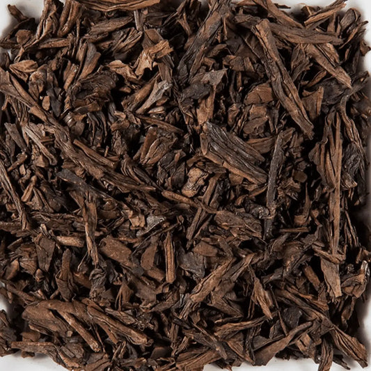 Tasse Hōjicha Bancha THE-OLOGY, infusion dorée, arômes toastés, thé faible théine, moment détente﻿