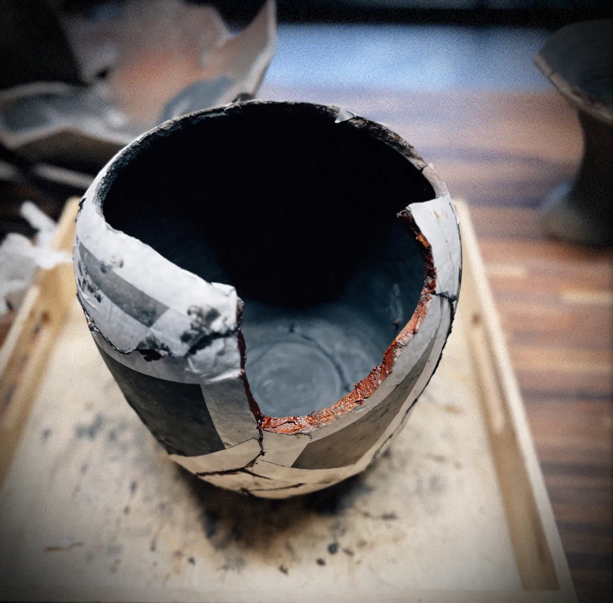 Jarre à vin du Henan en cours de restauration, fragments réassemblés et stabilisés