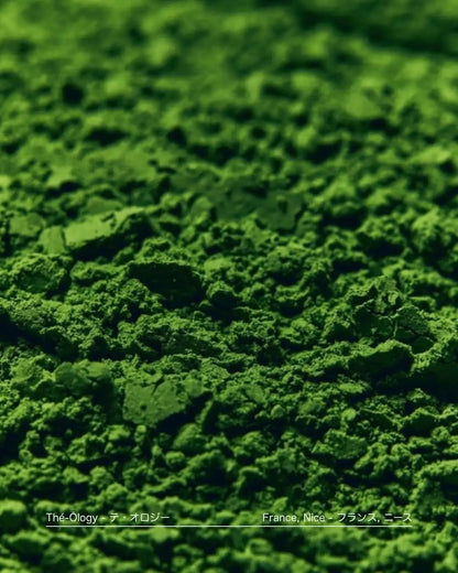 Mouture artisanale du matcha sur meule de pierre Oshima dans l'atelier THÉ.ŌLOGY en France